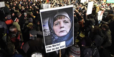 P­E­G­İ­D­A­ ­A­n­g­e­l­a­ ­M­e­r­k­e­l­­e­ ­b­a­ş­ö­r­t­ü­s­ü­ ­t­a­k­t­ı­